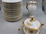 Plusieurs assiettes et tasses sont empilées les unes sur les autres sur une table