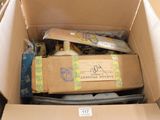 une boîte en carton remplie d'objets hétéroclites