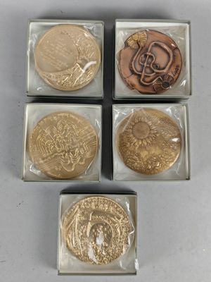 Il y a quatre types de pièces différents dans une boîte posée sur une table