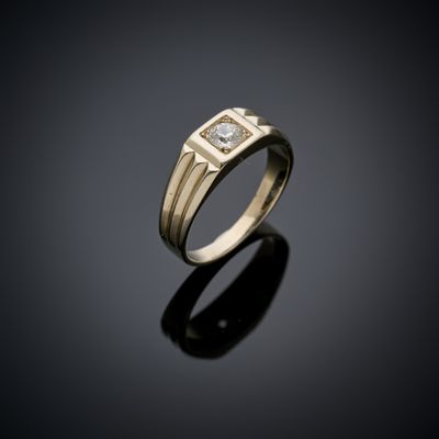 une bague en or jaune avec un diamant serti au centre