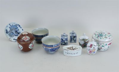 beaucoup de petits bols et de petites tasses posés sur une table