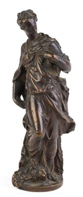 statue en bronze représentant une femme tenant un panier de fleurs, sur fond blanc