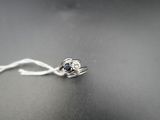 une bague en argent sertie d'une pierre bleue
