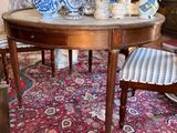 une table sur laquelle sont disposés de nombreux vases bleus et blancs