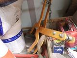 un tas de matériaux de construction et d'outils dans une pièce