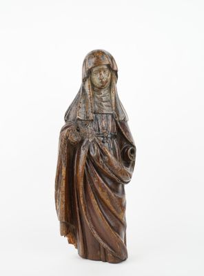une statue en bois représentant une femme tenant un bébé dans ses bras