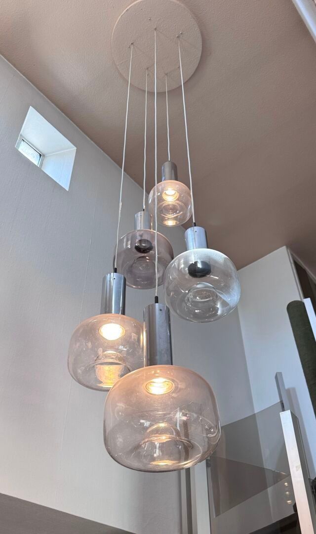 Cinq suspensions formant plafonnier en verre fumé et métal c…