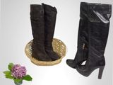 deux paires de bottes noires et un panier rempli de fleurs