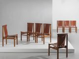 plusieurs chaises et une table dans une pièce au sol blanc