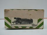 une vieille boîte ornée d'un train, posée sur une table