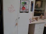 un réfrigérateur qui se trouve dans une pièce avec un bureau