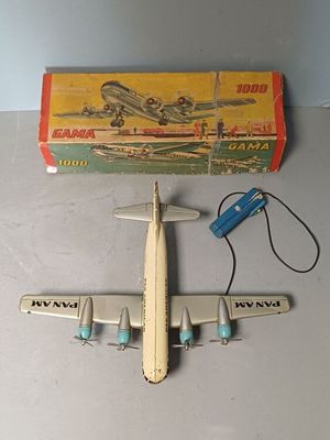 un petit avion en jouet posé sur une table à côté d'une boîte