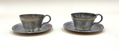 deux tasses et soucoupes posées sur une table blanche