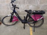un vélo garé contre un mur