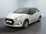 la petite voiture blanche est garée dans une grande pièce