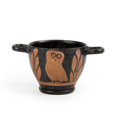 une image représentant un vase noir et orange orné d'un hibou