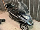 un scooter garé devant un bâtiment