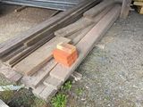 un tas de bois posé par terre à côté d'un tas de briques