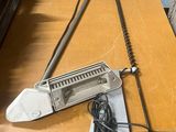 une photo d'une table sur laquelle se trouvent une radio et d'autres objets