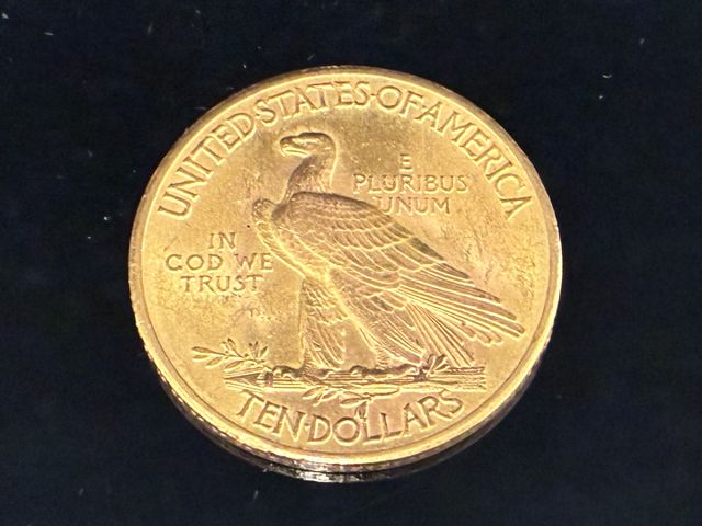 Une pièce de monnaie en or à valeur faciale de 10 Dollars Indian ...