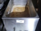 un évier en métal dans lequel il y a beaucoup de saleté
