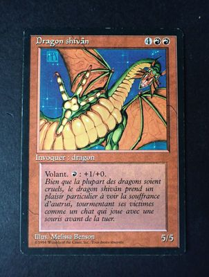 la carte représente un dragon sur le dos et un dragon sur le dos