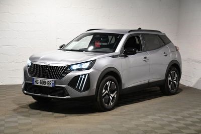 Le SUV argenté est garé dans une pièce blanche au sol carrelé en damier.
