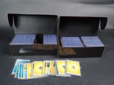 beaucoup de cartes dans une boîte noire posée sur une table