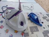un fer à repasser blanc et violet posé sur une table