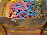 une boîte remplie de perles et d'autres objets posée sur une table