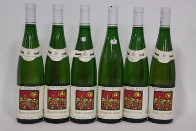 six bouteilles de vin sont alignées sur une table
