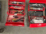 de nombreux outils dans une boîte rouge posée par terre
