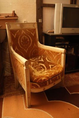 Bergère en bois laqué et doré, montants en glaive. - Photo 1