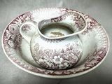 un bol et une soucoupe posés sur une soucoupe, avec une cuillère, sur une table
