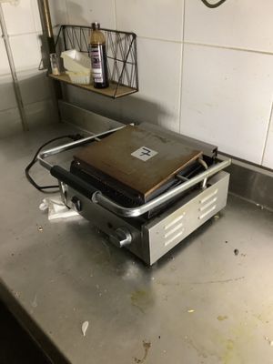 un grille-pain posé sur un plan de travail dans une cuisine