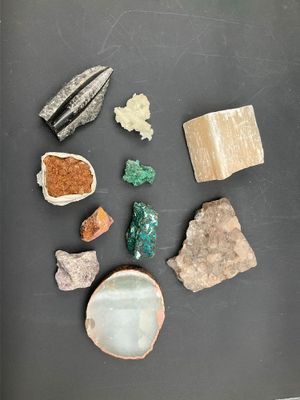 Boîte de 10 minéraux comprenant Citrine, Améthyste, Agate, M…