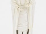 statue d'une femme vêtue d'une robe blanche