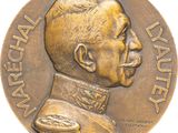 une image représentant une médaille de bronze sur laquelle figure le visage d'un homme