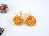 a pair of earrings that are made out of gold wire