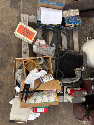 une pile d'objets assortis sur une palette