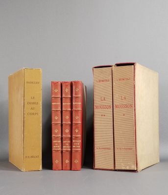 trois livres posés les uns à côté des autres sur une surface grise