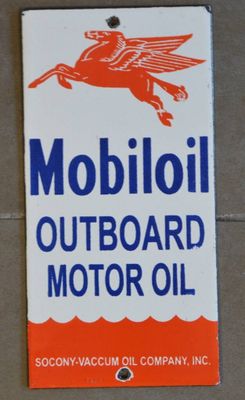 un panneau orange et blanc sur lequel figure un cheval et où l'on peut lire « Mobiloi – huile pour moteurs hors-bord »