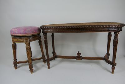 deux tabourets placés l'un à côté de l'autre sur une table