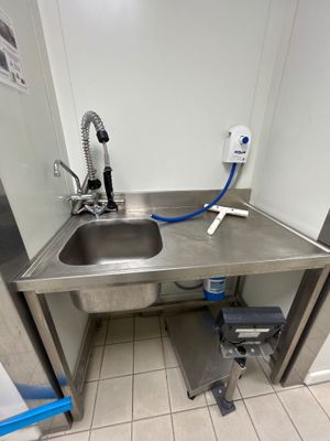 un lavabo avec un robinet dans un coin de la pièce