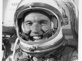une vieille photo en noir et blanc d'un homme en combinaison spatiale