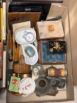 une boîte remplie d'objets assortis posée sur une table