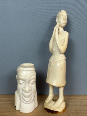 deux figurines représentant une femme et un homme posées sur une table