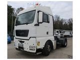 une photo d'un camion blanc garé dans un parking
