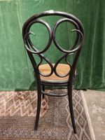 THONET, chaise en bois, l'assise à fond de canne, porte une … (photo 3)