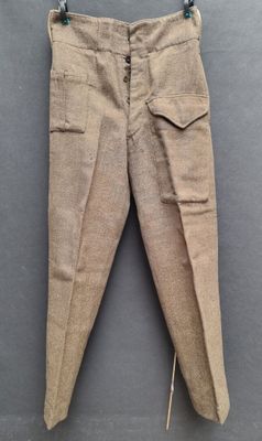 un gros plan sur un pantalon suspendu à une corde à linge